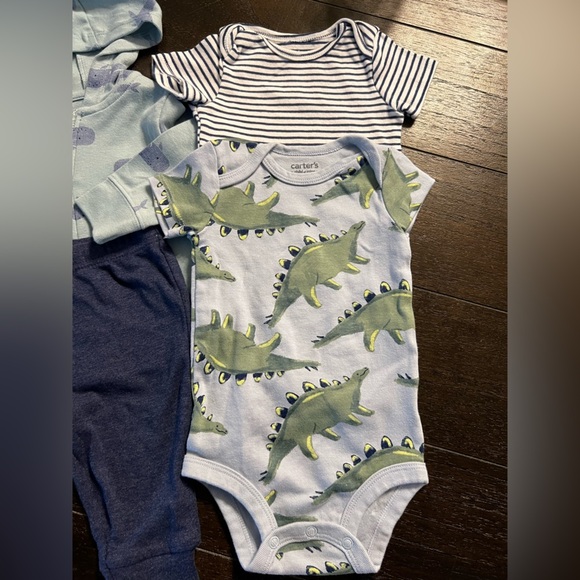 Infant baby Carter’s 3-6M bundle - two onesies, hoodie and sweatpants - Picture 8 of 8